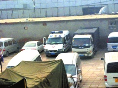 2010年9月8日下午，一辆黑救护车停在岳各庄批发市场，准备外出揽生意。（资料图片）