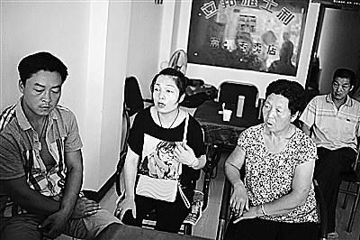 6日，祁某（左一）和家人在富平县城的亲戚家等两个孩子的消息。《新京报》供图