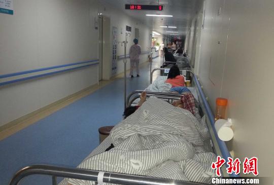 河南省肿瘤医院普通病房外的走廊加满床，但收费标准不一