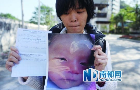 男婴生前的照片和接种登记卡